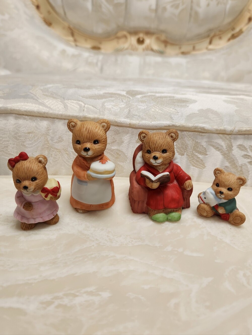 Homco Vintage Set of 4 Small Christmas Teddy Bear Family Figurines 5302